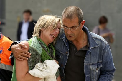 Una mujer llora desconsoladamente en el exterior del edificio de Cersia, a las afueras de Santiago de Compostela, donde se concentran los familiares de las víctimas del accidente ferroviario, 25 de julio de 2013.