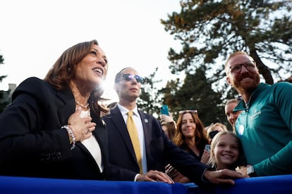 La vicepresidenta y candidata presidencial demócrata, Kamala Harris, interactúa con simpatizantes en Ripon, Wisconsin, el 3 de octubre de 2024.