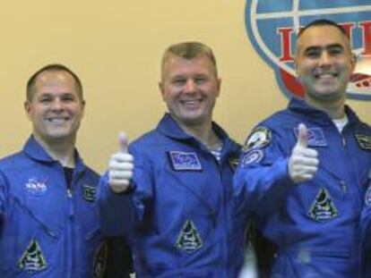 (De i a d) El astronauta estadounidense Kevin Ford y los cosmonautas Oleg Novitsky y Yevgeny Tarelkin el día antes del lanzamiento de la nave Soyuz TMA-06M. EFE/Archivo