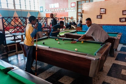 <p>La bolera es uno de los lugares de reunión de Asmara, donde los más jóvenes juegan a los bolos, al billar y a las videoconsolas. </p>  <p>En 1936, con la conquista de Etiopia, las colonias del Cuerno de África se unifican en la llamada “África Oriental Italiana” (Etiopia, Somalia y Eritrea). El final de la colonia italiana se produjo en 1941 después de la violenta y sangrienta batalla de Cheren, donde los italianos fueron derrotados por el ejército inglés, que puso a Eritrea bajo su administración hasta 1949, y luego la convirtieron en protectorado británico. En 1952, el país fue entregado por la ONU a Etiopía como país federado, antes de que esta nación se la anexionara completamente después de algunos años. La presencia italiana en el país duró hasta el 1947. Durante todos los años cincuenta, la población italiana se redujo cada vez más. Su presencia ha sido muy controvertida, debido sobre todo a la violencia ejercida contra la población local.</p>