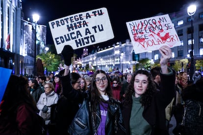 Dos jóvenes sujetan pancartas durante la manifestación convocada por el Foro de Madrid Contra la Violencia a las Mujeres y el Movimiento Feminista de Madrid, este lunes.