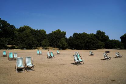 Hamacas vacías en una pradera seca de Hyde Park, Londres, el 19 de julio, cuando Reino Unido batió su récord histórico de temperatura con 40,2 grados.