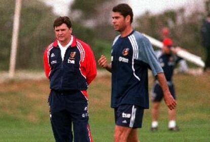 José Antonio Camacho, junto a Fernando Hierro, en el entrenamiento de ayer.