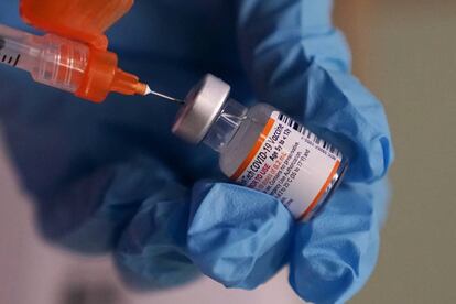 Una dosis de la vacuna de Pfizer y Biontech