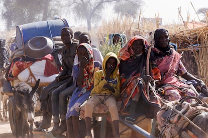 Desplazados guerra en Sudán del campamento de Zamzam en la cercana ciudad de Tawila