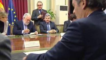 El ministro de Agricultura, Alimentación y Medio Ambiente, Miguel Arias Cañete (2-i), durante la reunión que ha mantenido hoy con representantes de las organizaciones y las cooperativas agrarias para analizar los presupuestos europeos para el periodo 2014-2020.