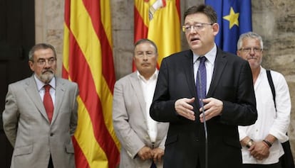 El presidente valenciano Ximo Puig. Detr&aacute;s, desde la izquierda, el presidente de la patronal auton&oacute;mica, Gonz&aacute;lez, el secretario general de CC OO-PV, Paco Molina, y el de UGT-PV, Gonzalo Pino.