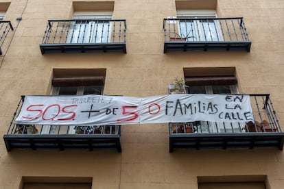 Los vecinos del edificio situado en la calle del Tribulete, 7, en el barrio Lavapiés (Madrid), se enfrentan a la cancelación de su contrato tras la promesa de compra de Elix.
