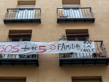 Los vecinos del edificio situado en la calle del Tribulete, 7, en el barrio de Lavapiés (Madrid), se enfrentan a la cancelación de su contrato tras la promesa de compra de Elix.