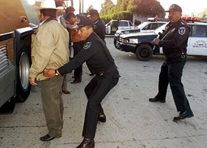 Policías mexicanos buscan a unos traficantes de drogas en Toluca, en una operación en 2001