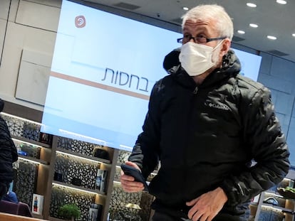 Roman Abramóvich, en el área VIP del aeropuerto internacional Ben Gurion en Israel el 14 de marzo.