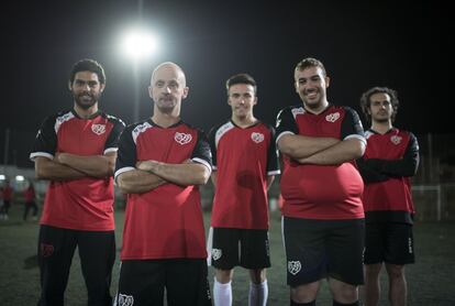 De izquierda a derecha, Dani, David, Ángel, Marcos y Raúl, defensas del Rayo Vallecano Genuine.