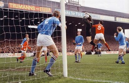 Partido en Maine Road, el 30 de septiembre de 1967, disputado entre el Manchester City y el Manchester United (1-2).