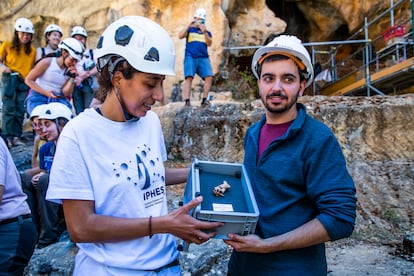 Dos de los arqueólogos que trabajan en la expedición muestran la cara del primer europeo.