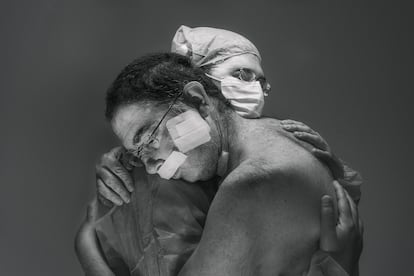 'El abrazo'. Se necesita mucha fuerza física y mental para soportar las operaciones y posibles complicaciones de un trasplante. A veces, con un simple abrazo, se obtiene la fuerza necesaria para sobrellevarlo.