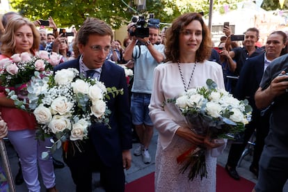 La presidenta de Madrid, Isabel Díaz Ayuso, y el alcalde, José Luis Martinez-Almeida, acuden a la Iglesia de la Virgen de la Paloma para la ofrenda floral, este jueves.