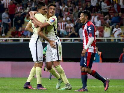 Los jugadores de América celebran un gol contra las Chivas