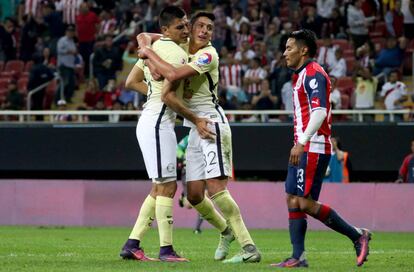 Los jugadores de América celebran un gol contra las Chivas