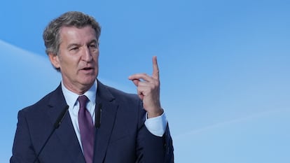 El presidente del Partido Popular, Alberto Núñez Feijóo, interviene durante una acto en Barcelona, el martes. Feijóo equipara a Vox con Bildu y los independentistas por el plante Abascal al Rey en la recepción del 12 de octubre