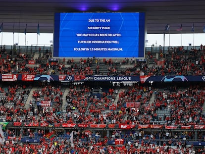 Uno de los videomarcadores del Estadio de Francia anunciaba el retraso del encuentro de la final de la Liga de Campeones entre el Real Madrid y el Liverpool, en París el 28 de mayo.