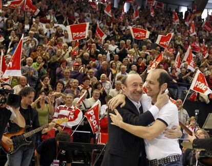 Rubalcaba y el cantante Alejo Stivel, en el mitin de Valencia.