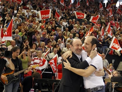 Rubalcaba y el cantante Alejo Stivel, en el mitin de Valencia.