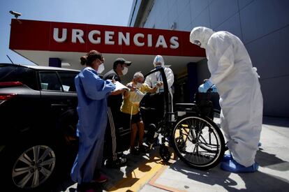 Sanitarios atienden a un enfermo en un hospital de Monterrey (México).