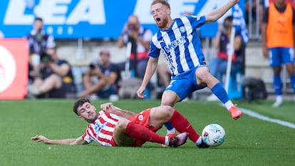 Ruggeri trata de arrebatarle el balón a Carlos Vicente.
