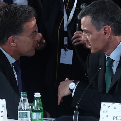 TIRANA (ALBANIA), 16/05/2025.- El presidente del Gobierno español, Pedro Sánchez (d), y el secretario general de la OTAN, Mark Rutte, conversan este viernes en la VI Cumbre de la Comunidad Política Europea (CPE) en Tirana (Albania) EFE/Moncloa / Fernando Calvo -SOLO USO EDITORIAL/SOLO DISPONIBLE PARA ILUSTRAR LA NOTICIA QUE ACOMPAÑA (CRÉDITO OBLIGATORIO)-
