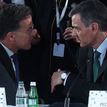 TIRANA (ALBANIA), 16/05/2025.- El presidente del Gobierno español, Pedro Sánchez (d), y el secretario general de la OTAN, Mark Rutte, conversan este viernes en la VI Cumbre de la Comunidad Política Europea (CPE) en Tirana (Albania) EFE/Moncloa / Fernando Calvo -SOLO USO EDITORIAL/SOLO DISPONIBLE PARA ILUSTRAR LA NOTICIA QUE ACOMPAÑA (CRÉDITO OBLIGATORIO)-