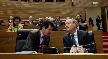 El vicepresidente José Ciscar con Alberto Fabra, este jueves, en la sesión de control de las Cortes.