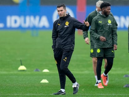 El entrenador del Dortmund, Nuri Sahin, en el entrenamiento de este lunes en Alemania antes de viajar a Madrid.