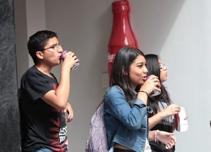 Unos jóvenes toman refrescos en México.
