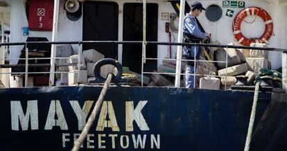 Agentes de la Agencia Tributaria (AEAT) custodian en el puerto de M&aacute;laga al Mayak, interceptado con 12 toneladas de hach&iacute;s.