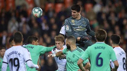 Courtois remata en el último minuto del partido contra el Valencia, este domingo.