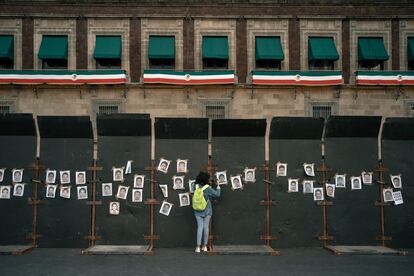 Una acción de protesta ante el Palacio Nacional por la desaparición de los 43 estudiantes.