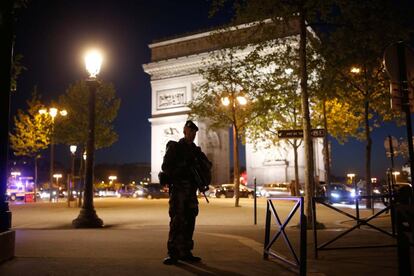 Un soldado armado en el lateral de la avenida de los Campos Elíseos de París.