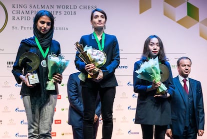 La iraní Sarasadat Khademalsharieh, a la izquierda, plata en relámpago, junto a la rusa Katerina Lagno (oro), la china Tingjie Lei (bronce) y el ruso Arkadi Dvorkóvich, presidente de la FIDE