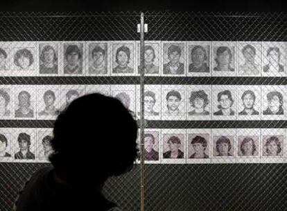 Un visitante se detiene ante algunas de las fotos de la exposición.