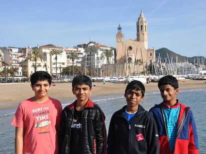 De izquierda a derecha, Mullick, Gupesh, Praggnanandhaa y Nihal Sarin, los mejores del mundo de 11, 12, 13 y 14 años, respectivamente, el pasado sábado en la playa de Sitges (Barcelona)