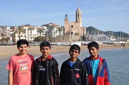 De izquierda a derecha, Mullick, Gupesh, Praggnanandhaa y Nihal Sarin, los mejores del mundo de 11, 12, 13 y 14 años, respectivamente, el pasado sábado en la playa de Sitges (Barcelona)