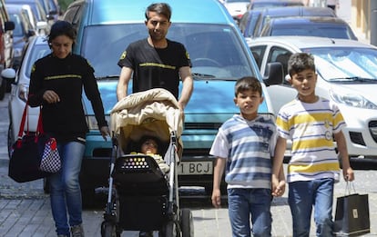 La familia de refugiados afganos regresan de iniciar los tr&aacute;mites para la petici&oacute;n de asilo. 