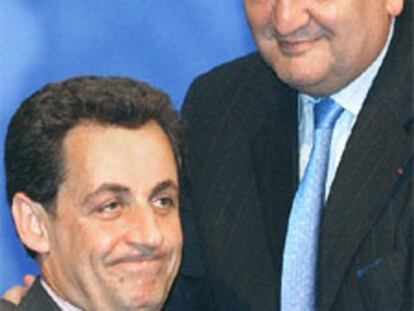 Raffarin, a la derecha, junto a Sarkozy en una imagen de archivo.