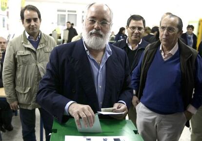 El ministro Arias Cañete en el momento de votar