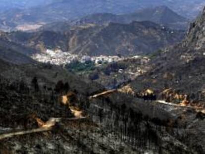 Vista general del pueblo de Dos Aguas rodeado de monte quemado, arrasado por el grave incendio de Cortes de Pallás que, junto con el de Andilla, ha afectado a miles de hectáreas en la Comunidad valenciana. EFE/Archivo