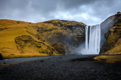 Si el viajero no dispone de mucho tiempo, la ruta Fimmvorouháls, de 23 kilómetros y que se completa en un día, saciará su sed de excursiones. Se parte de la reluciente catarata de Skogafoss (en la foto), primera de una extensa colección de saltos de agua. Después, se recorren los restos de la espectacular erupción del volcán Eyjafjallajokull en 2010, y más tarde se atraviesa una extensión de terrazas de piedra llenas de flores que termina en el sereno Porsmork, un paraíso para campistas rodeado por crestas glaciares.