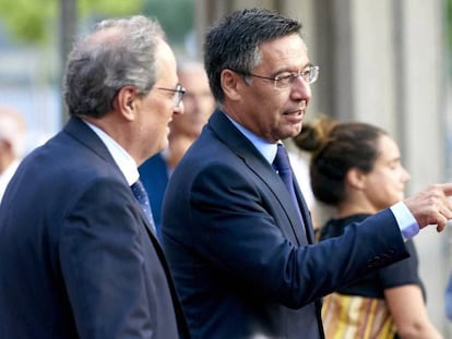 Quim Torra i Josep Bartomeu conversen al Camp Nou.