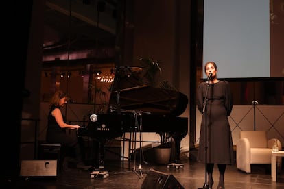 La hija de Paul Auster y Siri Hustvedt,  Sophie, canta en el homenaje a su padre, en una imagen facilitada por el Círculo de Bellas Artes.