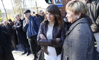 La hija de Isaías Carrasco, Sandra Carrasco, junto a Miren Uria, sobrina de Inaxio Uria.