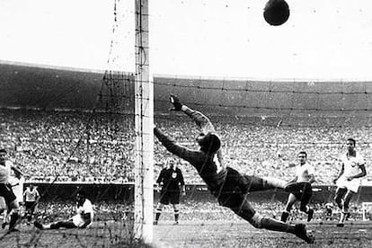 El portero brasile?o Moacyr Barbosa intenta sin xito detener el disparo del uruguayo Alcides Ghiggia, en la final del Mundial 1950.